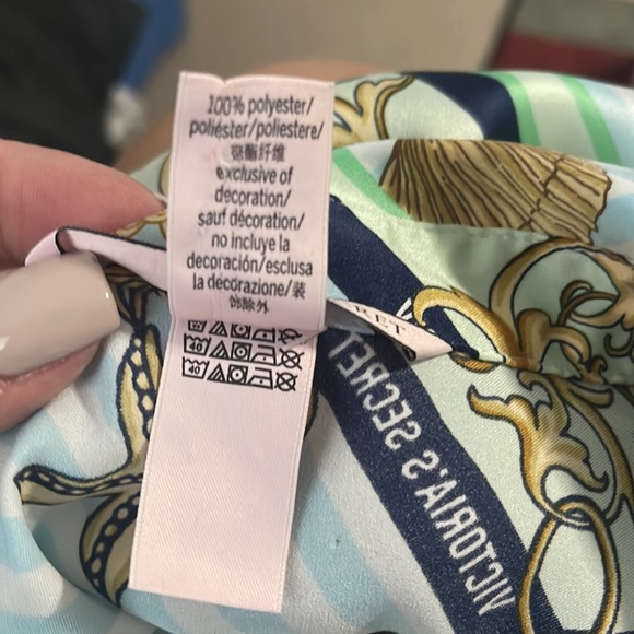 Beautiful Victoria’s Secret pajama top. Size S. Beautiful print. - Picture 9 of 9